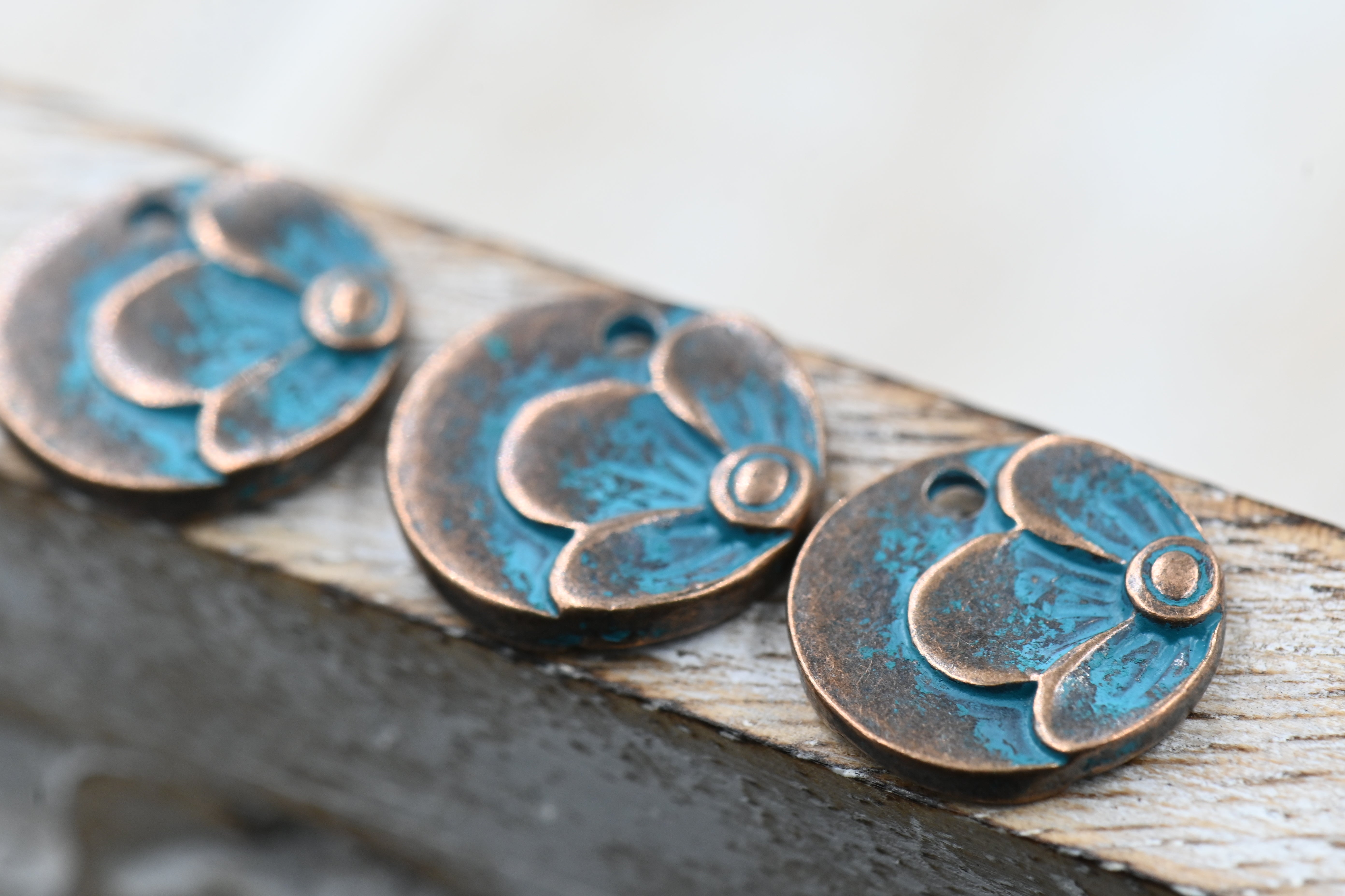 Charms Antique Copper Blue Round Flower Patina 15mm, 10pc