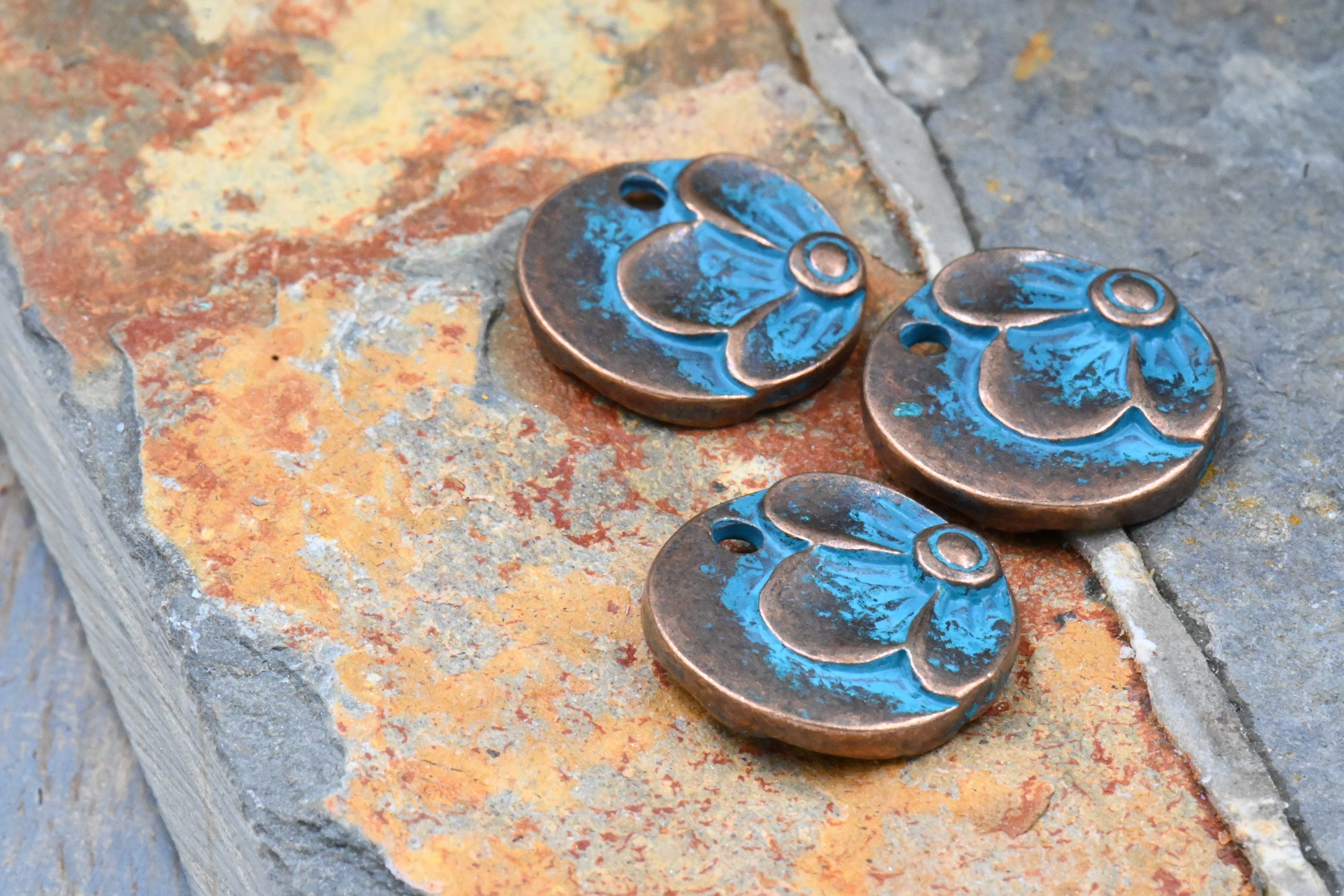 Charms Antique Copper Blue Round Flower Patina 15mm, 10pc